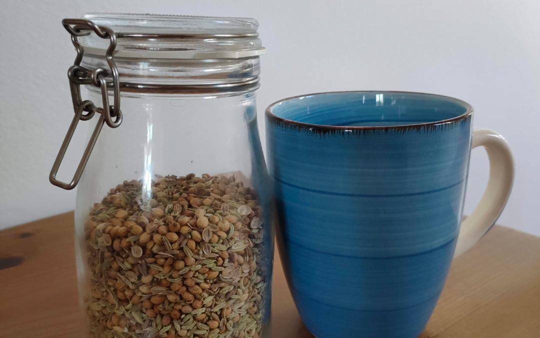Korianderzaad, venkelzaad en komijnzaad in een glazen potje voor KKV thee.